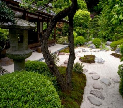 jardin-japonais-sable-pierres-statue-plantes-vertes