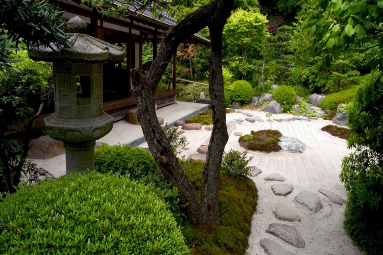 jardin-japonais-sable-pierres-statue-plantes-vertes