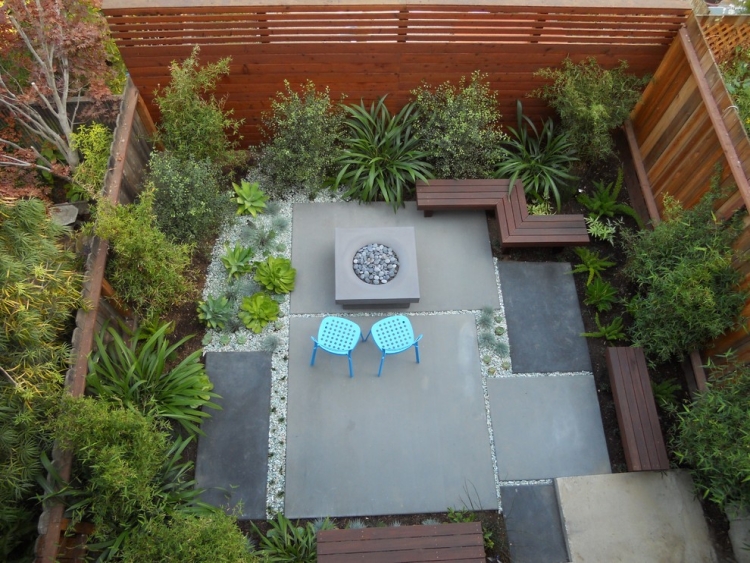 jardin-moderne-tendances-brise-vue-bois-bancs-foyer-extérieur