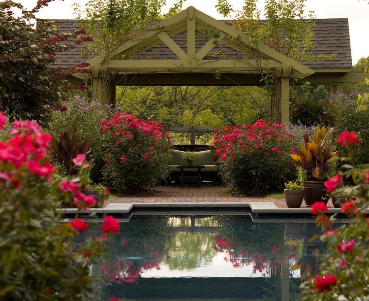 jardin-méditerranéen-fleurs-rouges-piscine-extérieure