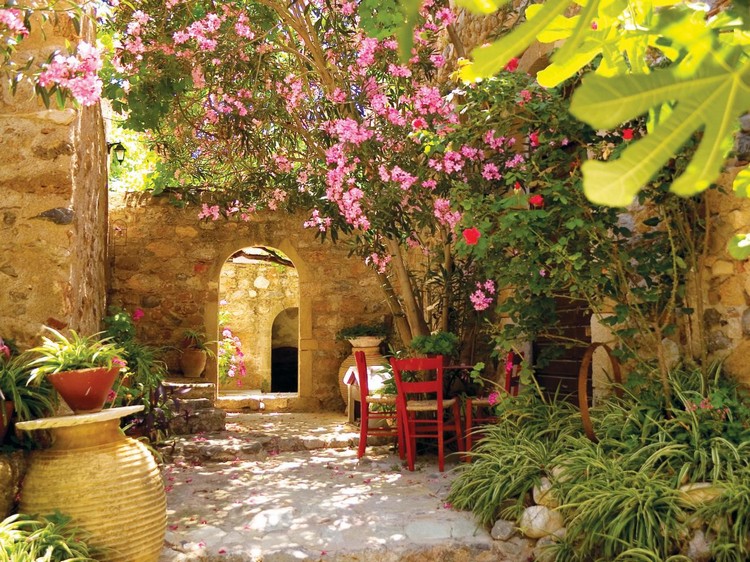 jardin-méditerranéen-plantes-arbre-fleuri-meubles-rouge