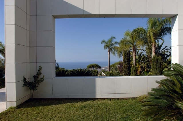 jardin-paysager-contemporain-touche-minimaliste-palmiers