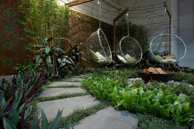jardin-paysager fauteuils-boules-suspendus-Rolling-Stone-Landscapes