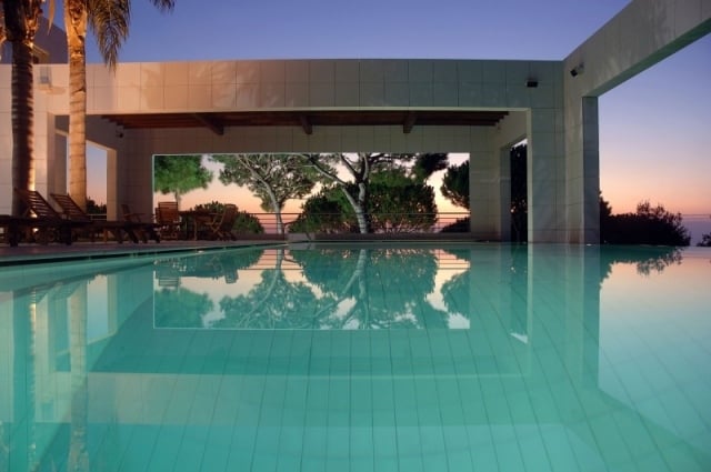 jardin paysager piscine infinie-terrasse-toiture-moderne