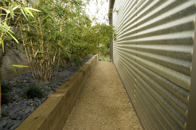 jardin zen galets gris bambou allée sable mur tôle