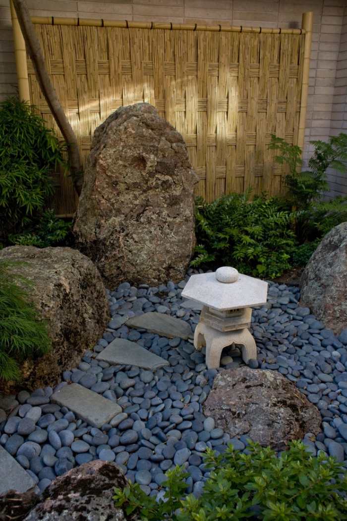 jardin-zen-galets-gris-pas-japonais-lanterne-pierre