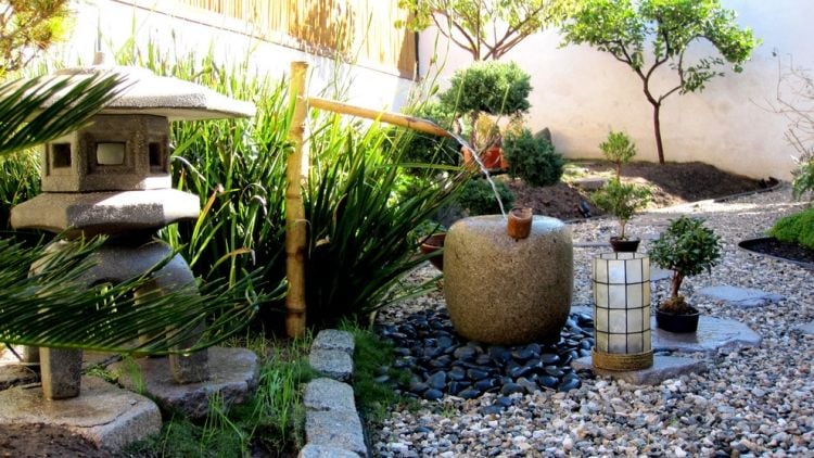 jardin zen petite fontaine bambou lanterne pierre