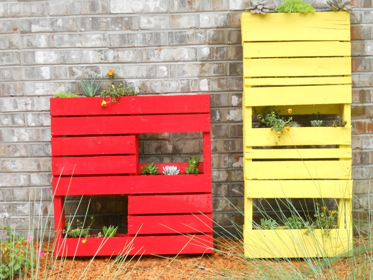 jardinière-bois-DIY-palettes-bois-peintes-rouge-jaune