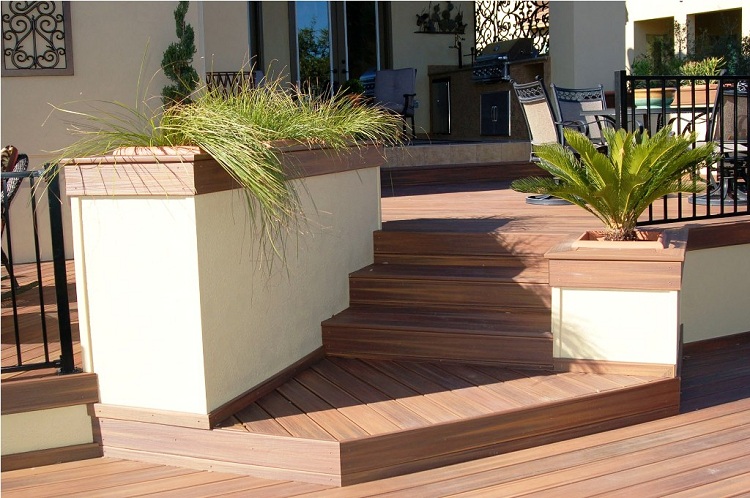 jardinière en bois composite aller-pair-terrasse-niveaux