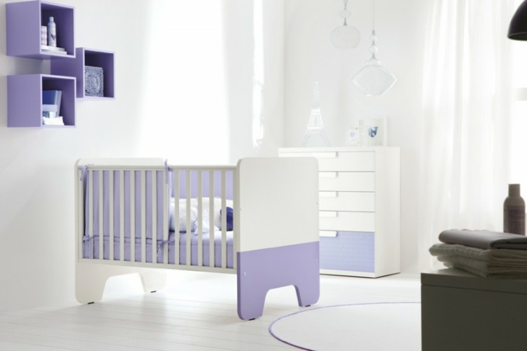 lit-bébé-barreaux-bois-peint blanc tour de lit lavande