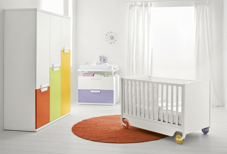 lit-bébé-blanc-roulettes-couleurs-dépareillées tour de lit blanc