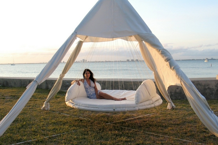 lit-suspendu-rond-tente-blanche-jardin-matelas