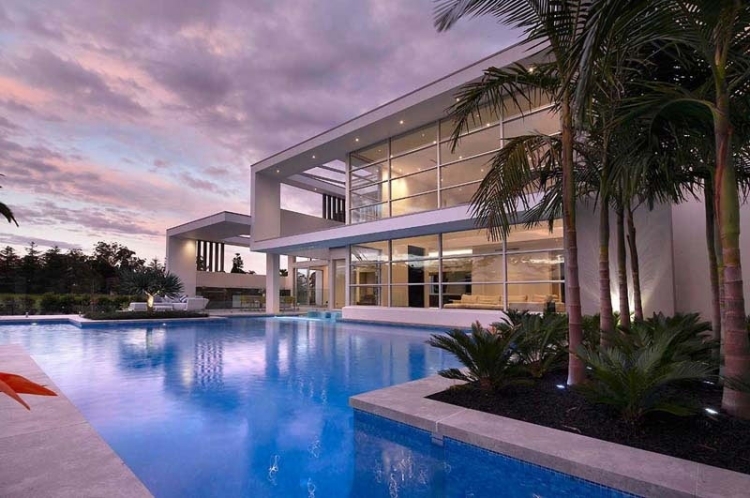 maison-minimaliste-piscine-extérieure-palmiers-Rolling-Stone-Landscapes