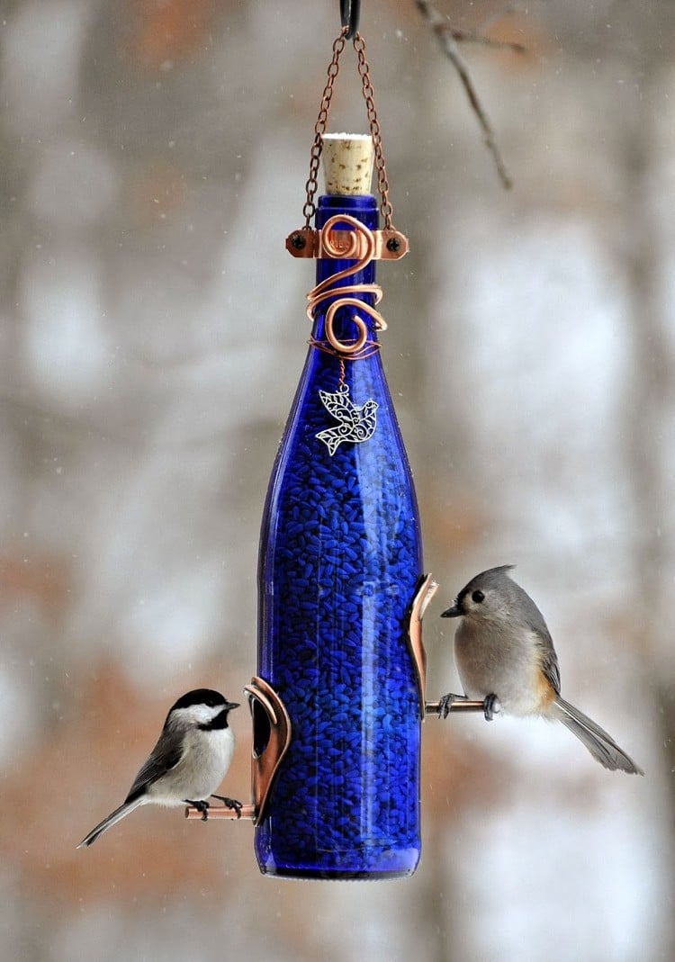 mangeoire oiseaux -bouteille-verre-bleu-grains