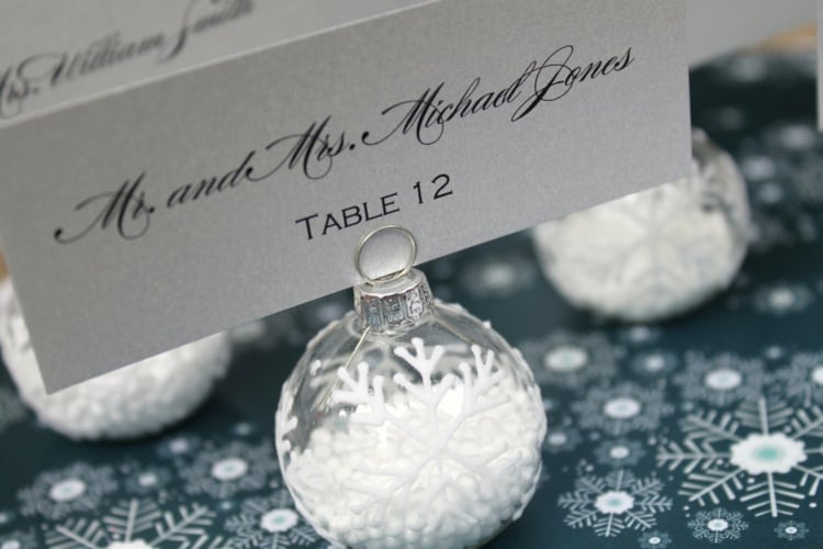 marque-place-mariage-hiver-idee-deco-table-boules-noel