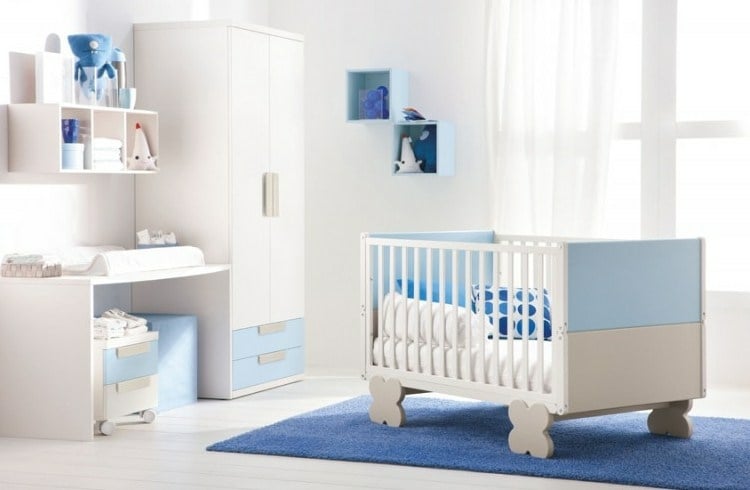 meubles-chambre-bébé tour de lit bleu pâle-coussin-motifs