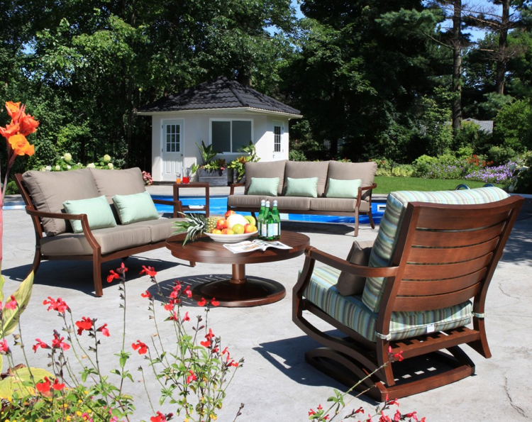 meubles-jardin-bois-massif-foncé-terrasse-piscine