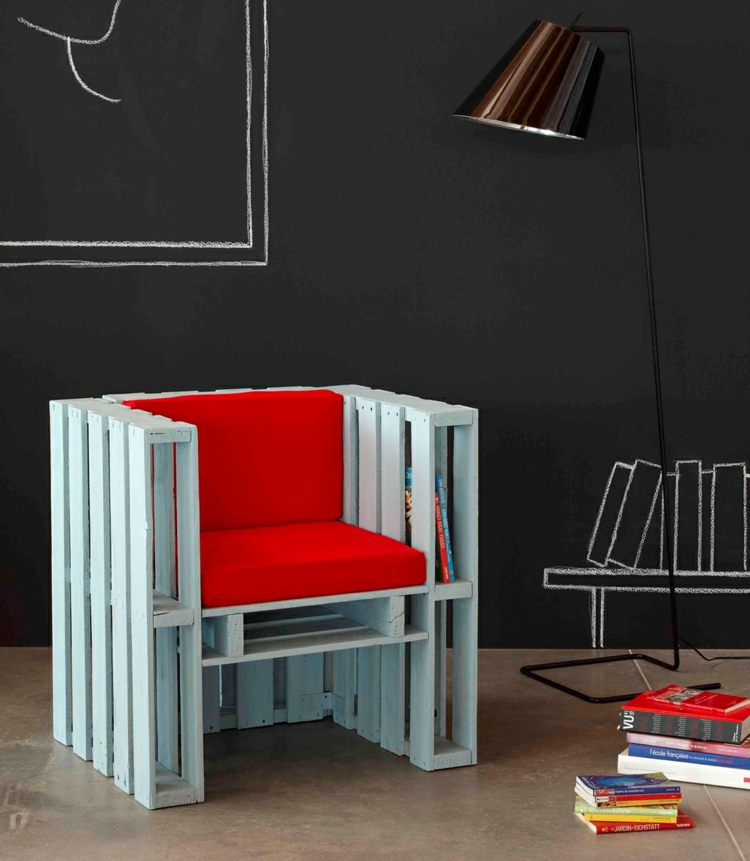 meubles-palettes-diy-fauteuil-blanc-coussin-rouge
