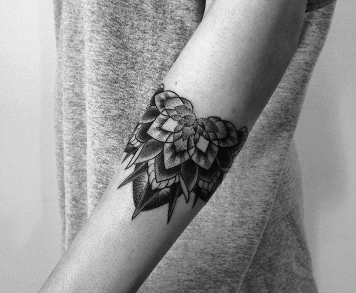 modèle-tatouage-avant-bras-femme-motif-fleurs