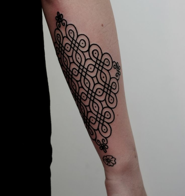 modèle-tatouage-avant-bras--femme-motif-floral