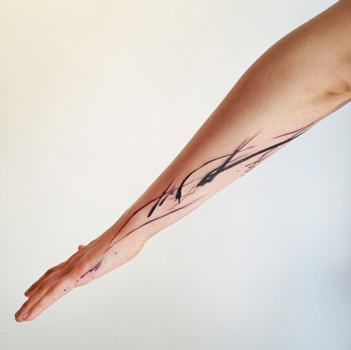 modèle tatouage avant-bras-lignes-noires