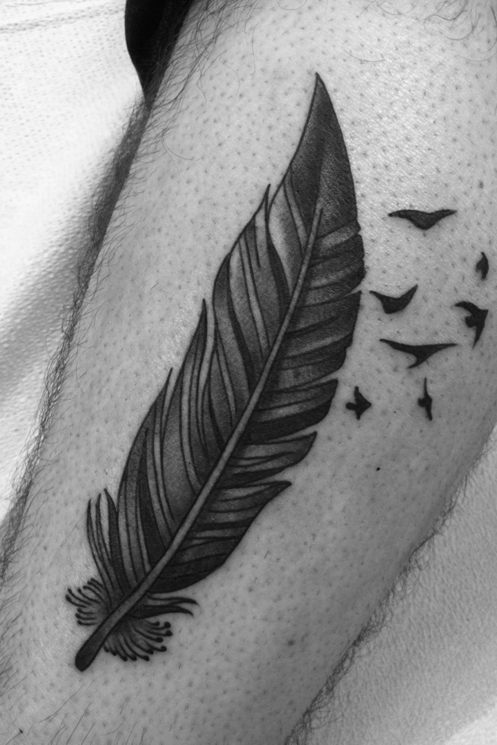 modèle-tatouage-avant-bras-plume-femme-oiseau