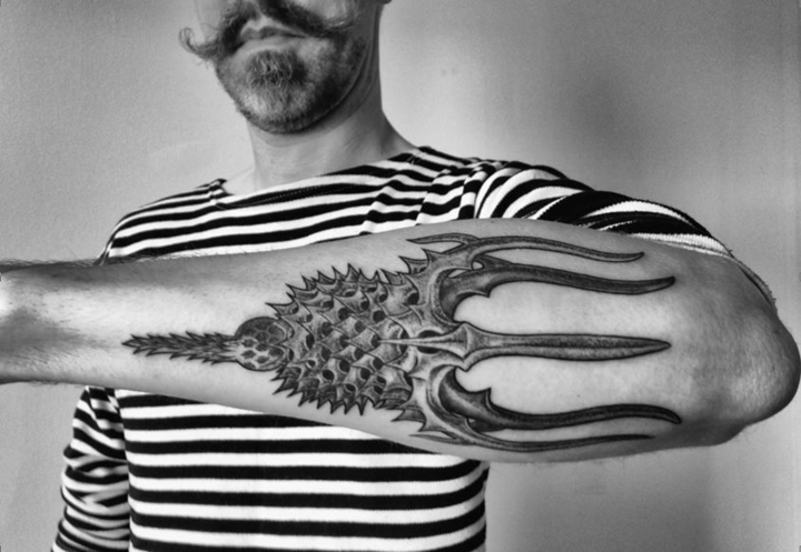 modèle tatouage homme-3D-effet-couleur-noire