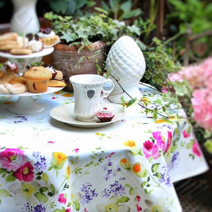 nappe-table-jardin-coton-enduit-motifs-floraux-Bistro-Guernsey-Sander