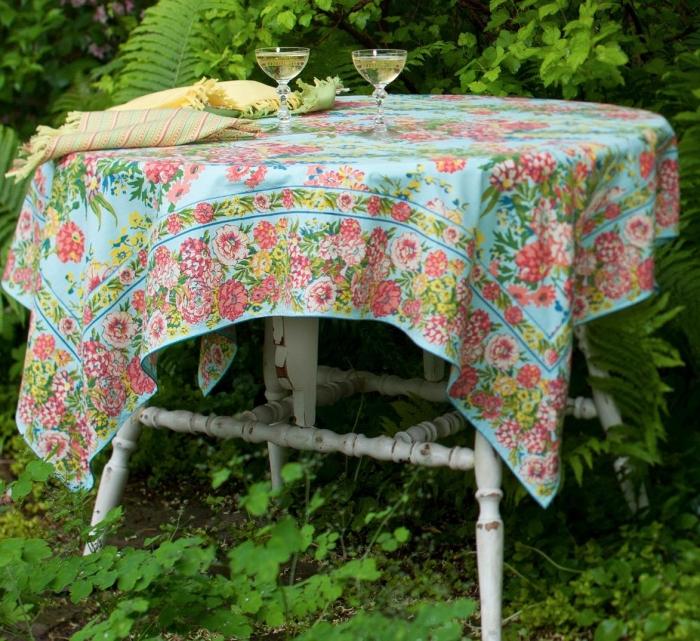 nappe de table de jardin motifs-floraux-style-vintage