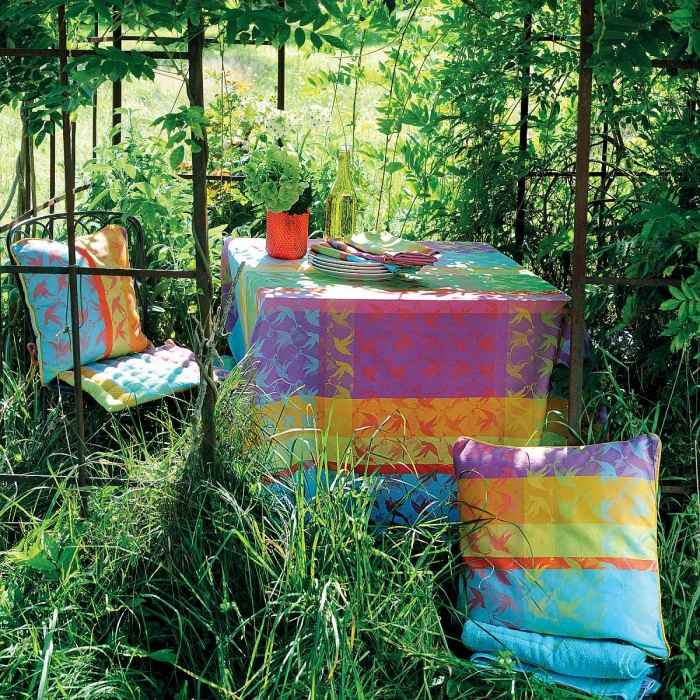nappe de table de jardin multicolore-coussins-assortis-Mille-Colibris
