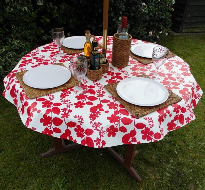 nappe-table-jardin-ronde-plastique-blanche-motifs-floraux-rouges