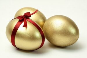 oeufs-de-Pâques-deco-couleur-or-ruban-rouge