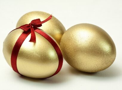 oeufs-de-Pâques-deco-couleur-or-ruban-rouge
