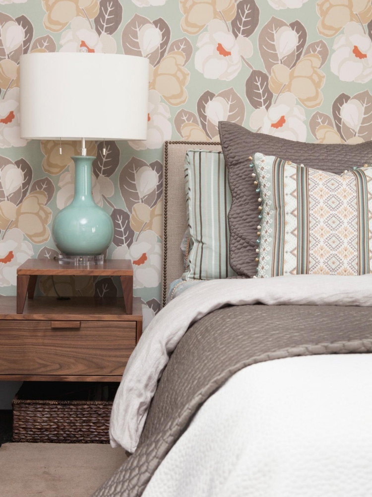 papier peint motif-floral-chambre-coucher-lampe-poser