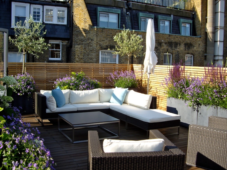 parasol de balcon droit-blanc-toit-terrasse-ville-plantes-vertes