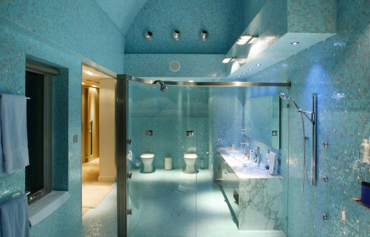 20 salles de bains modernes avec parois de douche en verre
