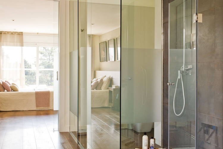 20 salles de bains modernes avec parois de douche en verre