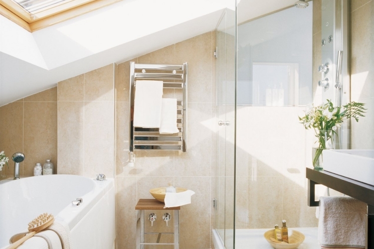 20 salles de bains modernes avec parois de douche en verre
