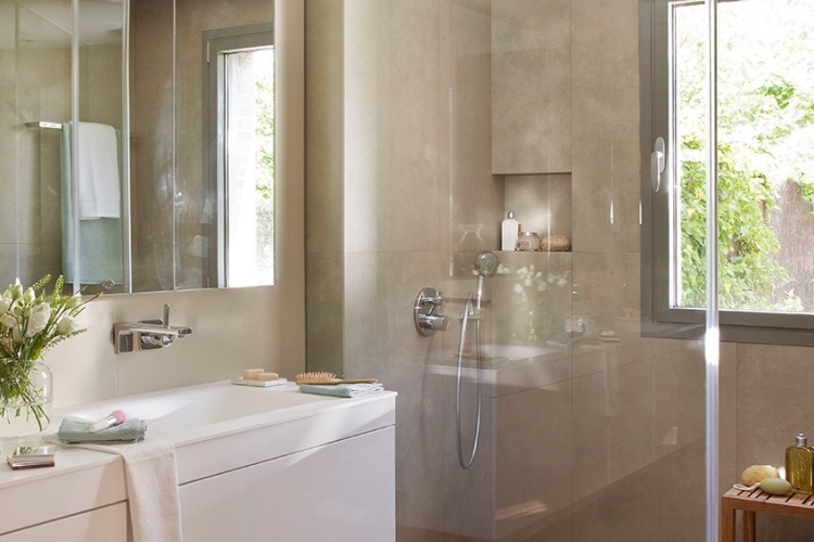 20 salles de bains modernes avec parois de douche en verre