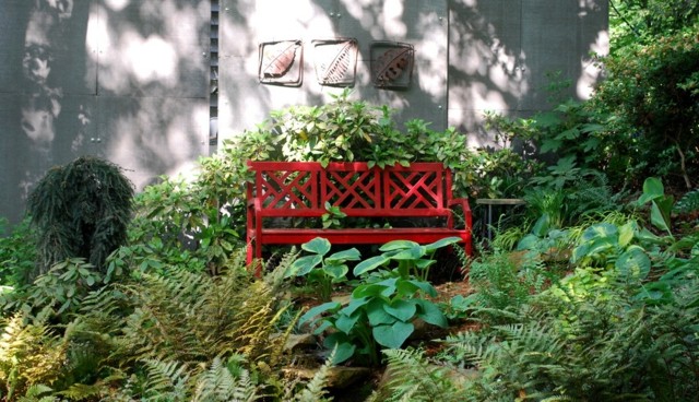petit banc de jardin bois-peint-rouge-végétation-luxuriante