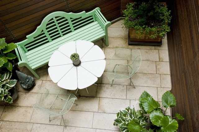 petit-banc-jardin-bois-peint-vert-pâle-patio-arrière-cour