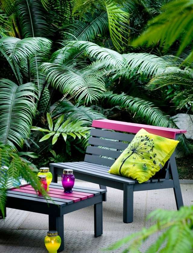 petit banc de jardin gris accent magenta-table-coussin-palmier
