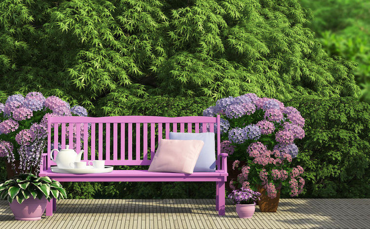 petit-banc-jardin-peint-rose-coussins-pastel-hortensia