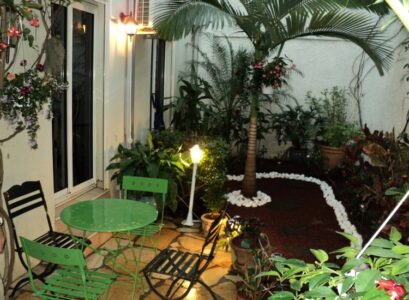 petit-jardin-meubles-fer-forge-couleur-verte