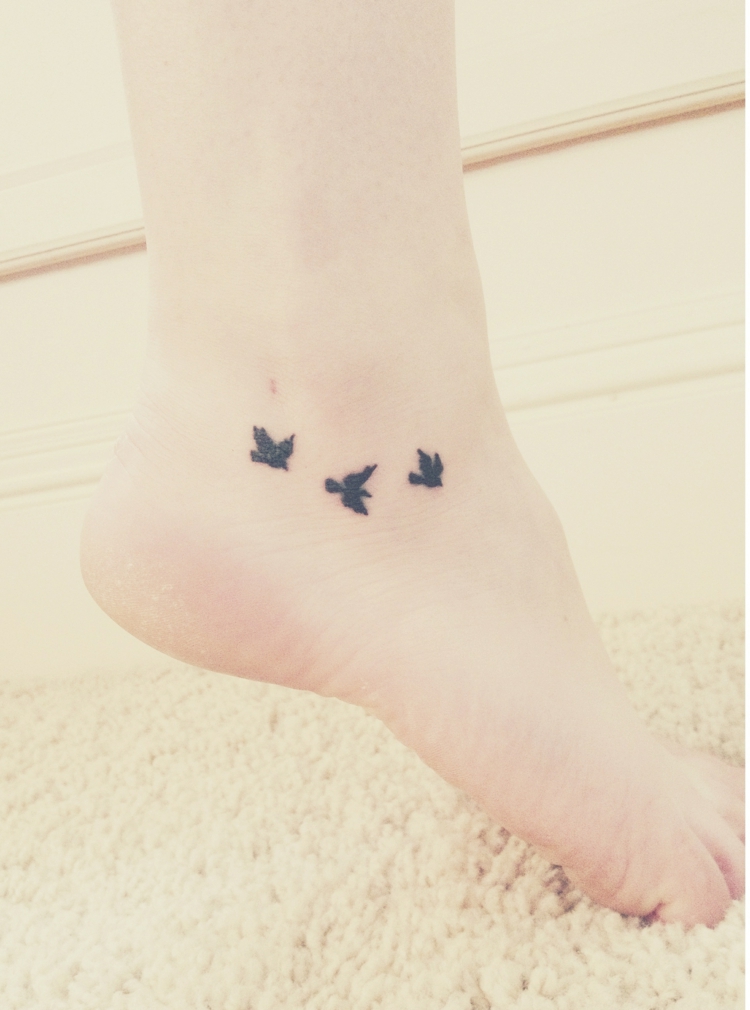 petit-tatouage-cheville-oiseaux
