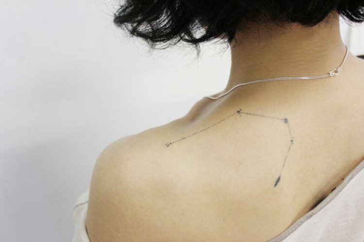 petit-tatouage-constellation-épaule
