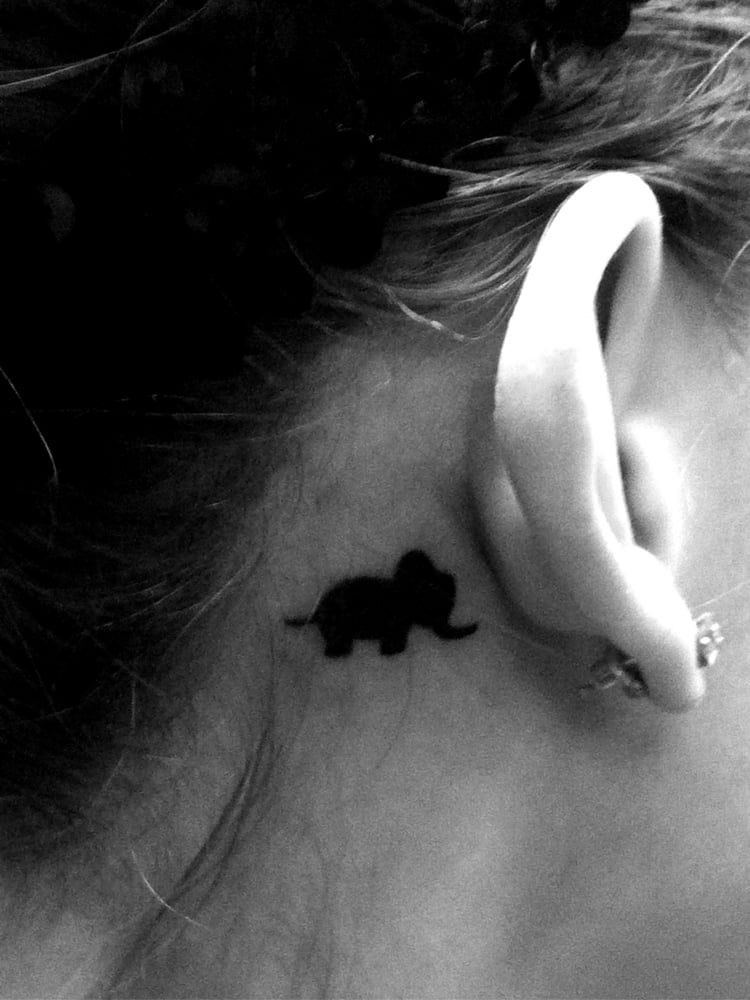 petit-tatouage-derrière-oreille-éléphant petit tatouage