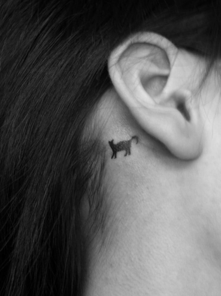 petit tatouage discret derrière-oreille-chat-noir