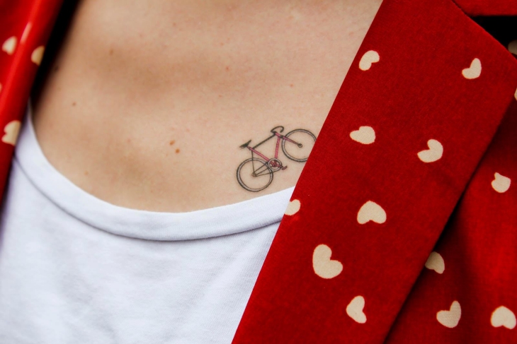 petit tatouage discret femme bicyclette-décolleté
