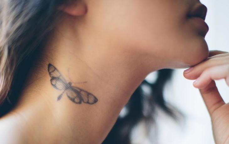 petit tatouage discret femme papillon cou
